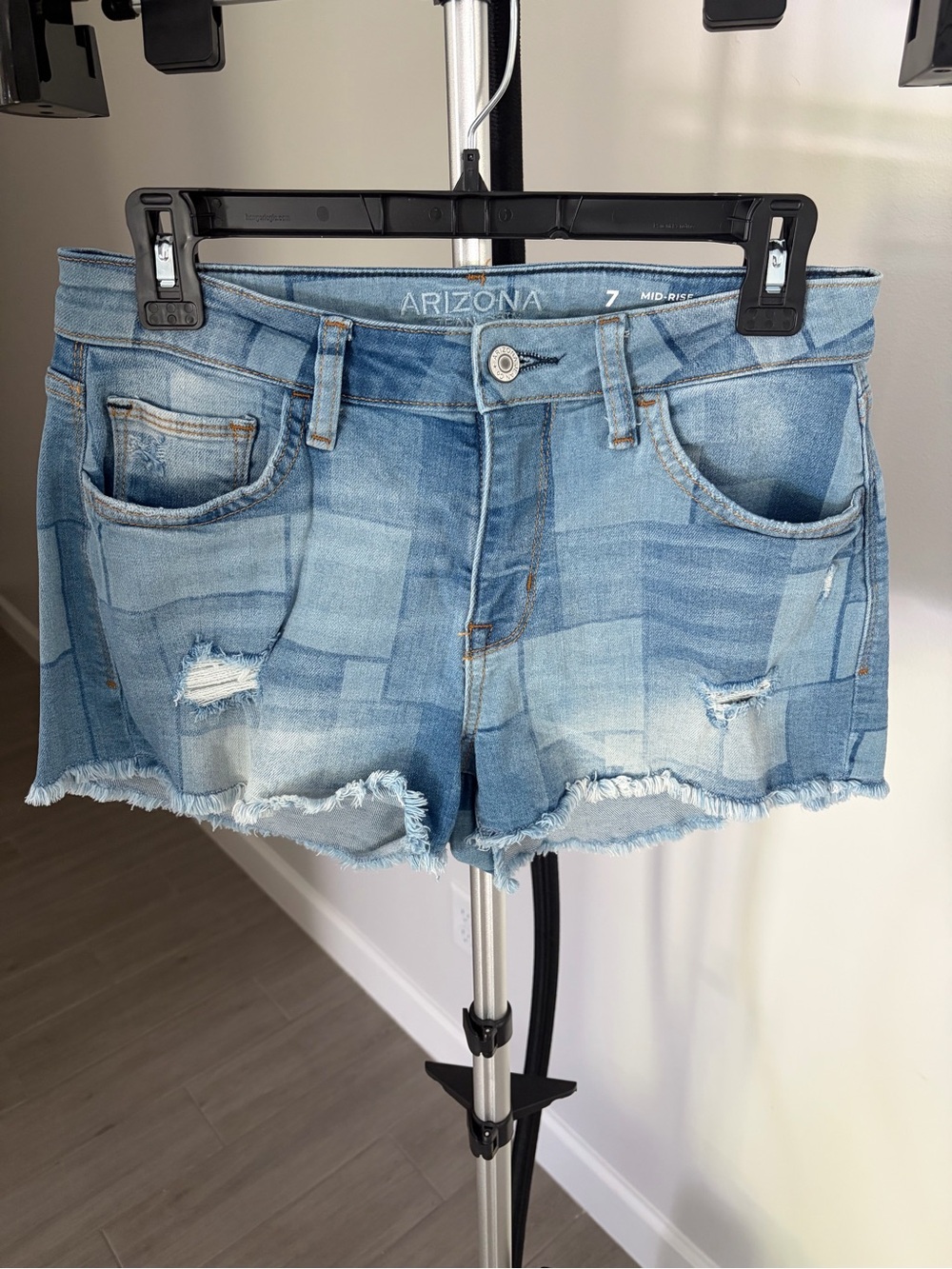 Arizona Jeans Mid-Rise Distressed Frayed Denim Shorts Size 7